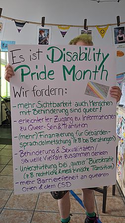Ein Plakat zum Disability Pride Month mit politischen Forderungen der Jugendlichen