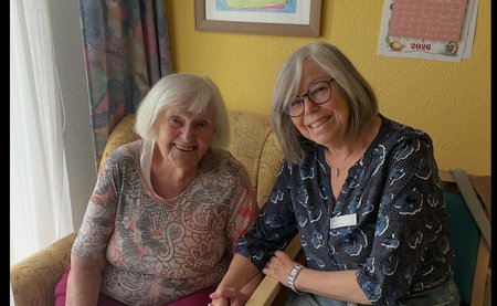 Mit viel Herz und Engagement: Renate Völker mit einer Bewohnerin des Sonnenhofes Ilfeld