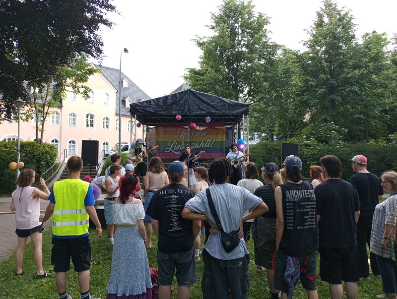 Menschen vor einer Bühne mit Band