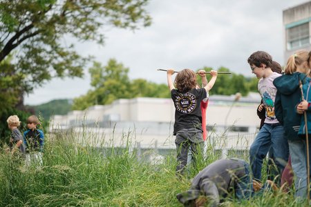 Kinder spielen in Stadtnatur