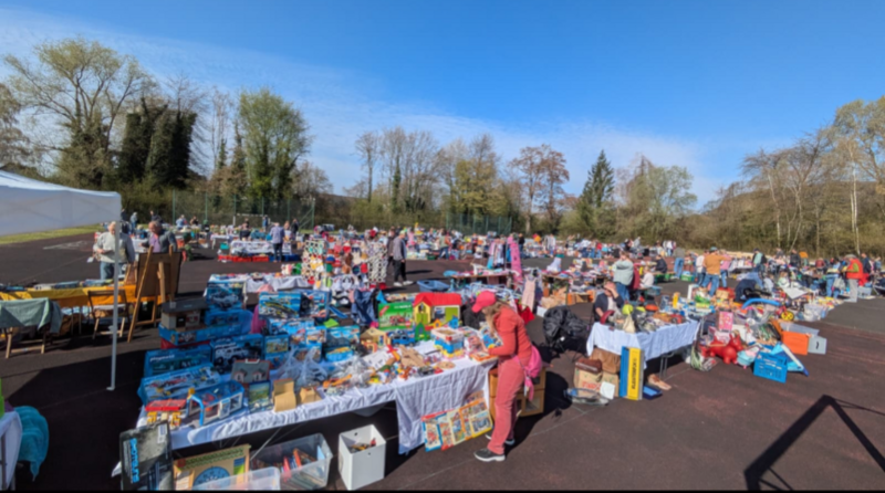 Viele Flohmarktstände auf dem Sportplatz