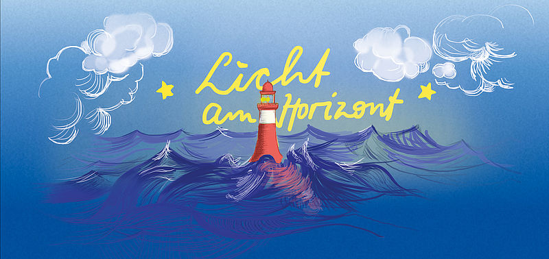 Gezeichnetes Motiv mit einem roten Leuchtturm inmitten bewegter blauer See. Darüber gelb geschrieben: „Licht am Horizont“. Umgeben von Sternen und Wolken im Comicstil.