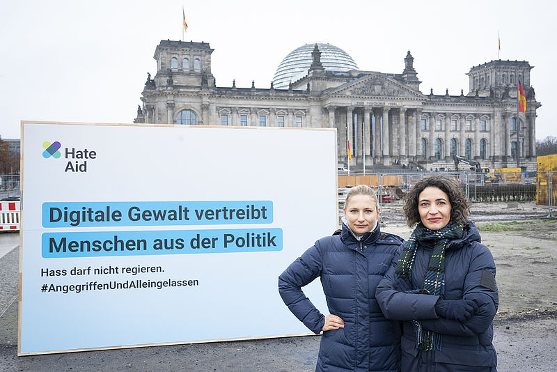 Ein Hürdenlauf vor dem Bundestag zeigt, wie schwer es für Betroffene digitaler Gewalt ist Recht zu erlangen 