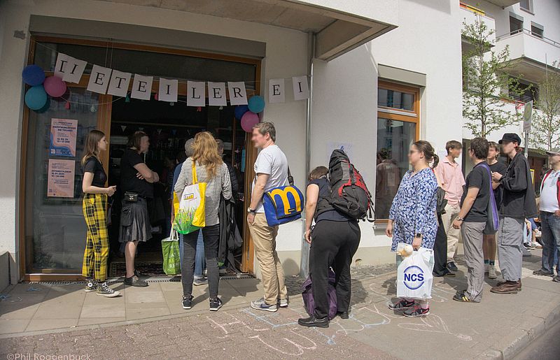 Schüler*innen im Umsonstladen