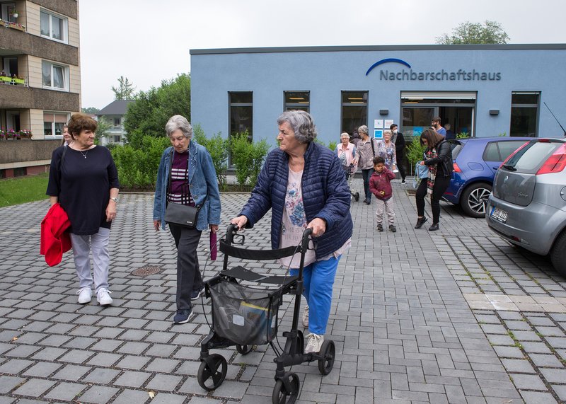 Das Foto zeigt den Eingangsbereich des Nachbarschaftshauses während der Veranstaltung „Spaziergang gegen Einsamkeit“. Der barrierefreie Zugang ermöglicht allen Menschen eine unkomplizierte Teilnahme, unabhängig von Alter oder Mobilität. Direkt am Gebäude stehen Parkmöglichkeiten zur Verfügung, sodass das Nachbarschaftshaus gut erreichbar ist. Als offener und einladender Treffpunkt bietet es optimale Voraussetzungen für Begegnung, Austausch und gemeinschaftliche Aktivitäten in der Nachbarschaft.