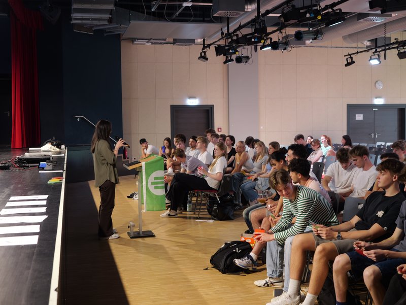 Schüler:innen diskutieren eine Stellungnahme des Parlaments 