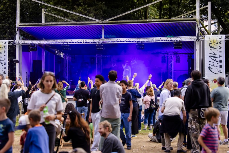 Menschen vor der Bühne hören Konzert