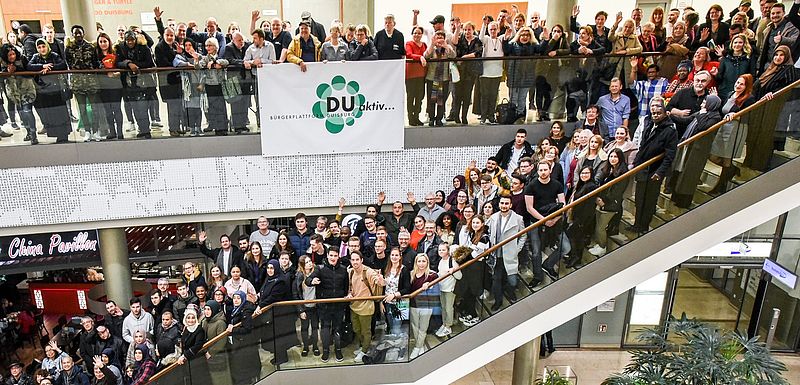 Duisburger:innen versammeln sich zur Gründung der Duisburger Bürgerplattform auf der Treppe in der Mercatorhalle