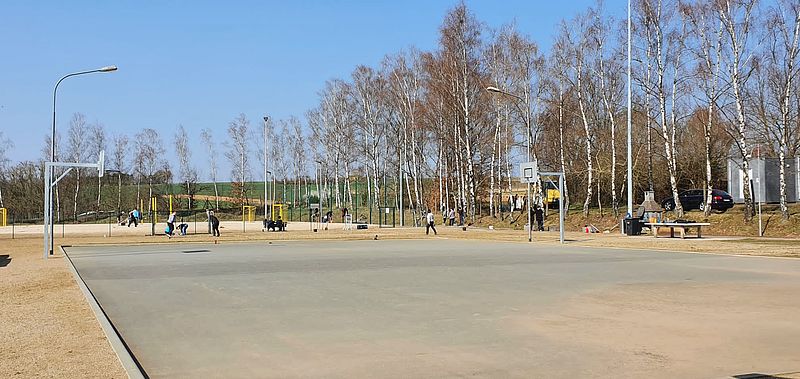 Ehrenamtliche Helfer bei der Pflege des Parks