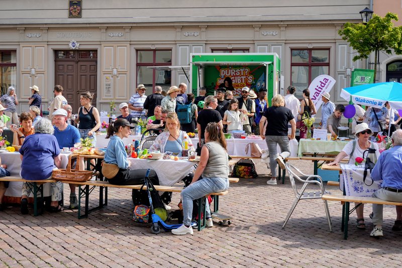Viele Menschen beim gemeinsamen Picknick auf dem Marktplatz Pirna.