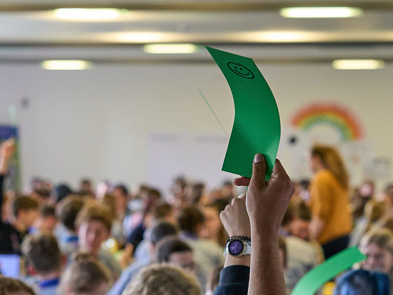 Abstimmung mit farbigen Karten in einer Versammlung