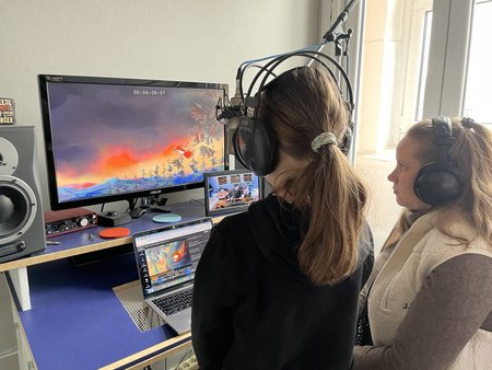 Hörfilmautorin Marit Bechtloff mit Teilnehmerin vor Bildschrim