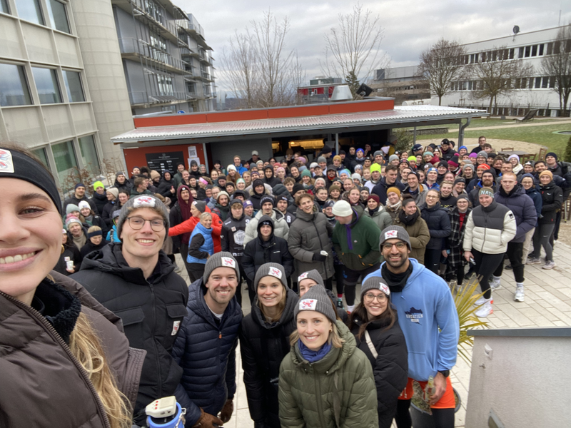 Gruppenfoto beim ersten Spendenlauf des MEDI Paten e. V. in Tübingen. Zahlreiche Läufer:innen und Unterstützer:innen stehen gemeinsam. Das Bild zeigt die große Beteiligung und den gemeinschaftlichen Einsatz für schwer und chronisch erkrankte Kinder und Jugendliche.