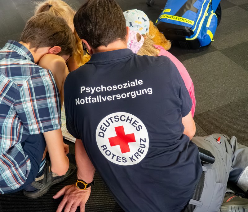Freiwilliger spricht Kindern und baut Vertrauen auf