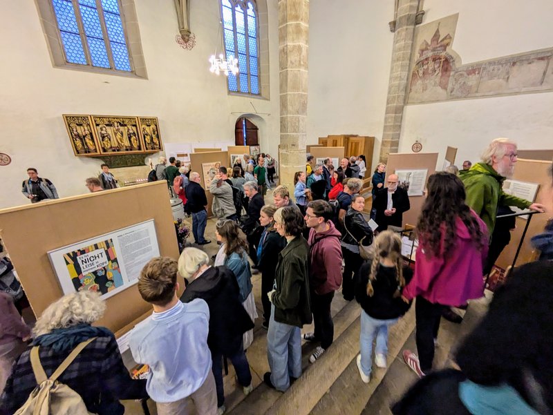Viele Menschen bei der Vernissage in der Klosterkirche Pirna.