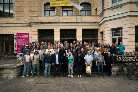 Die Genossenschaftsmitglieder stehen vor dem KulturQuartier Schauspielhaus