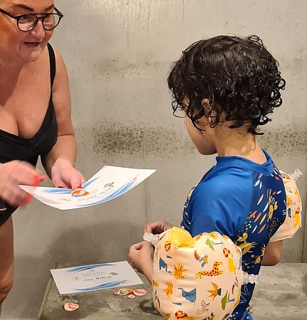 Ein Kind bekommt von Eva die Seepferdchenurkunde