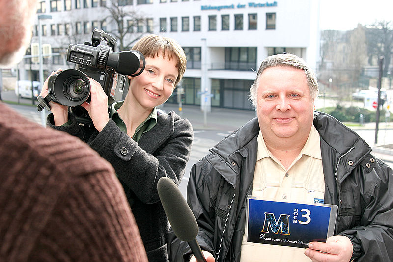 Moderator und Kamerafrau des Magazins "M Hoch Drei"
