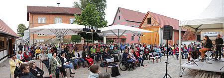 Clemens Bittlinger gastiert im KommHof zueinem Open-Air-Konzert