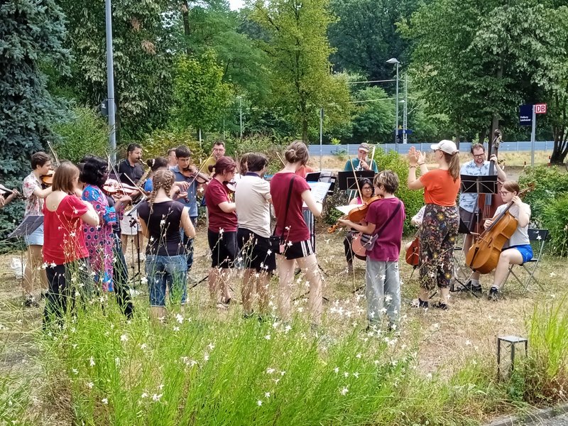 Orchester probt Open Air vor dem Bahnhof Landwasser