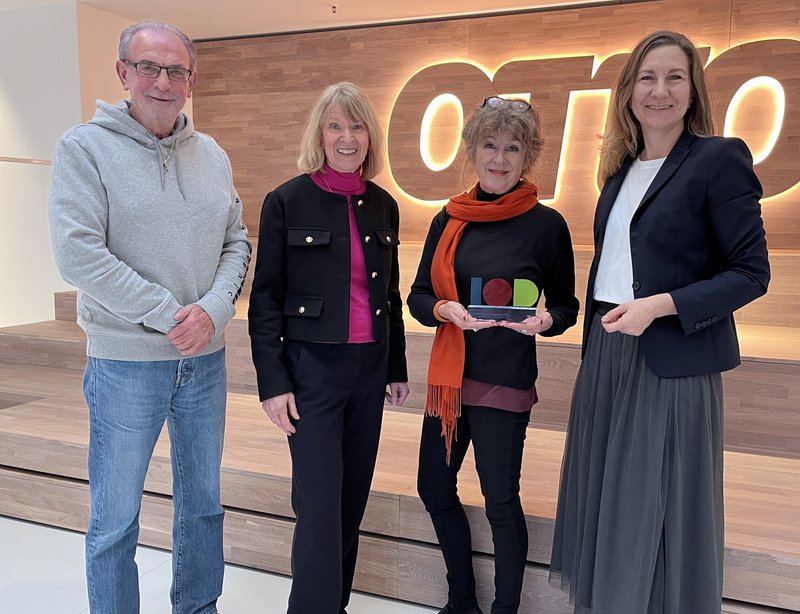 Winner-Award-Überreichung an CHangeMaker50PLUS für Age Inclusion des Impact of Diversity, November 2025, durch Barbara von Graefe 