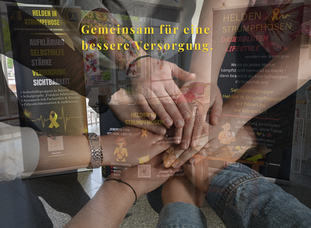 Mehrere Hände liegen übereinander als Zeichen des Zusammenhalts. Im Hintergrund sind Informationsstände und Roll-ups von Helden in Strumpfhosen® zu sehen. Das Bild steht für Vernetzung, gegenseitige Unterstützung und das gemeinsame Ziel, die Versorgung von Frauen mit Endometriose nachhaltig zu verbessern.