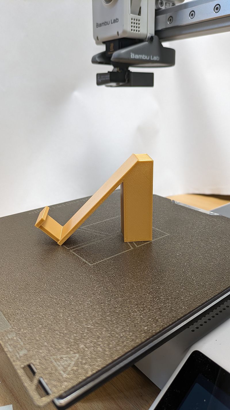 Handyhalter auf dem Druckbett eines 3D-Druckers