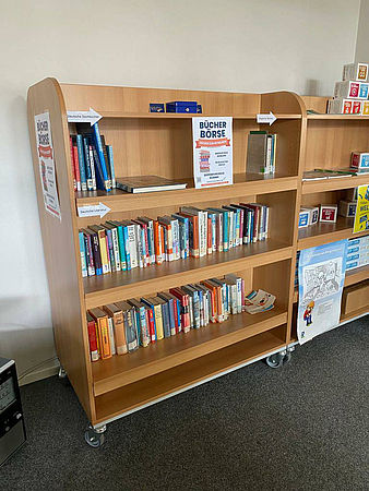 Bücherregal mit kostenlosen Büchern zum Ausleihen