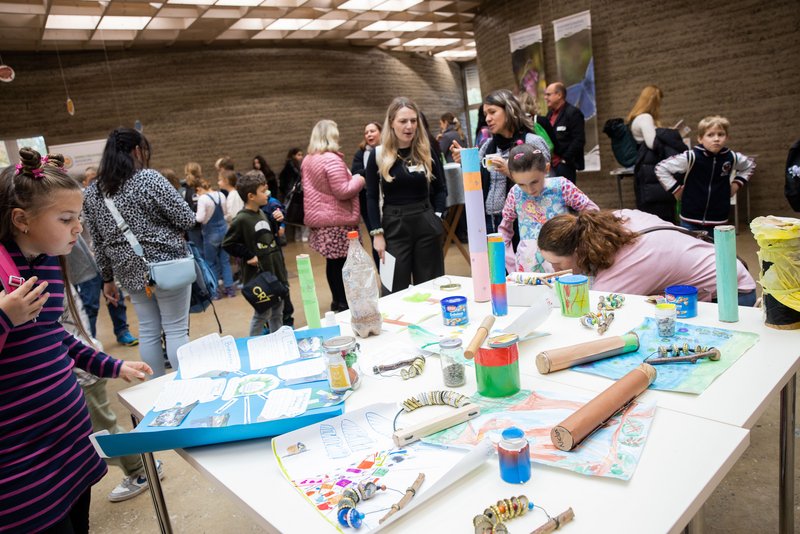 Pädagogisches Personal und Kinder bei der Vorstellung plastikfreier Projekte