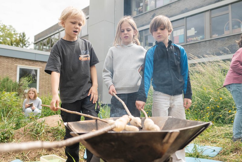 Kinder am Feuer