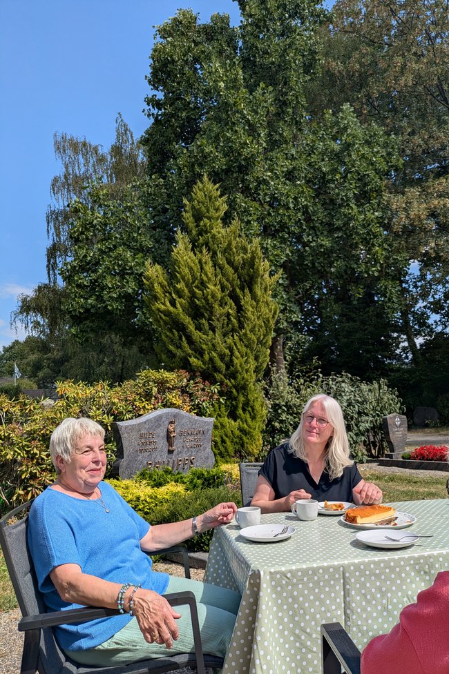 Kaffeekränzchen auf dem Friedhof