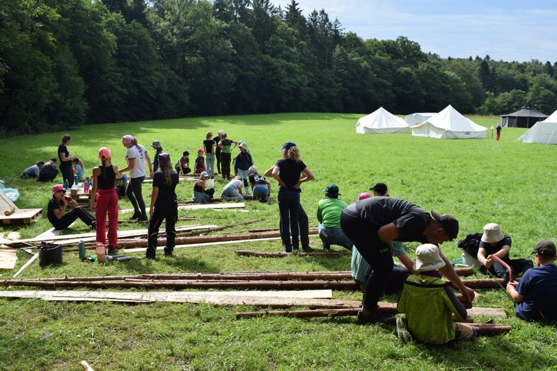 Gemeinsames Bauen von Tischen & Bänken