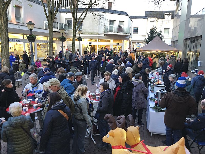 Weihnachtsmarkt mit selbst gebastelten oder second hand Artikeln