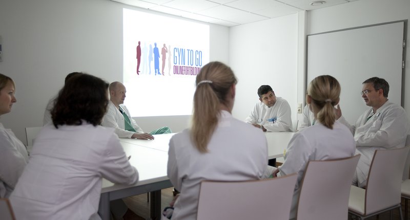 Übertragung der Onlinefortbildung in die Klinikbesprechung.