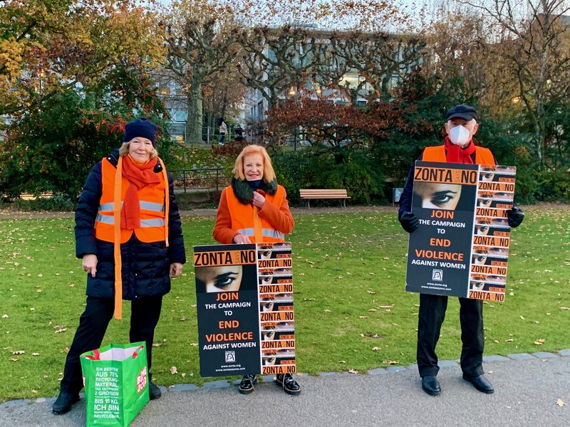 Renate von Köller mit Mitstreitern in Orange halten „Zonta says NO"-Plakate mit der Aufschrift „Join the campaign to end violence against women"