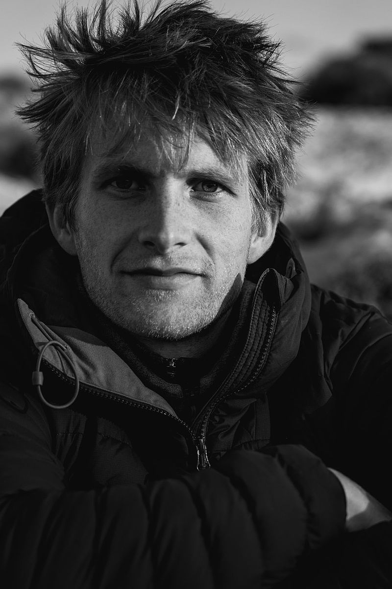 Joseph beobachtet ein Boot aus dem Flugzeug 