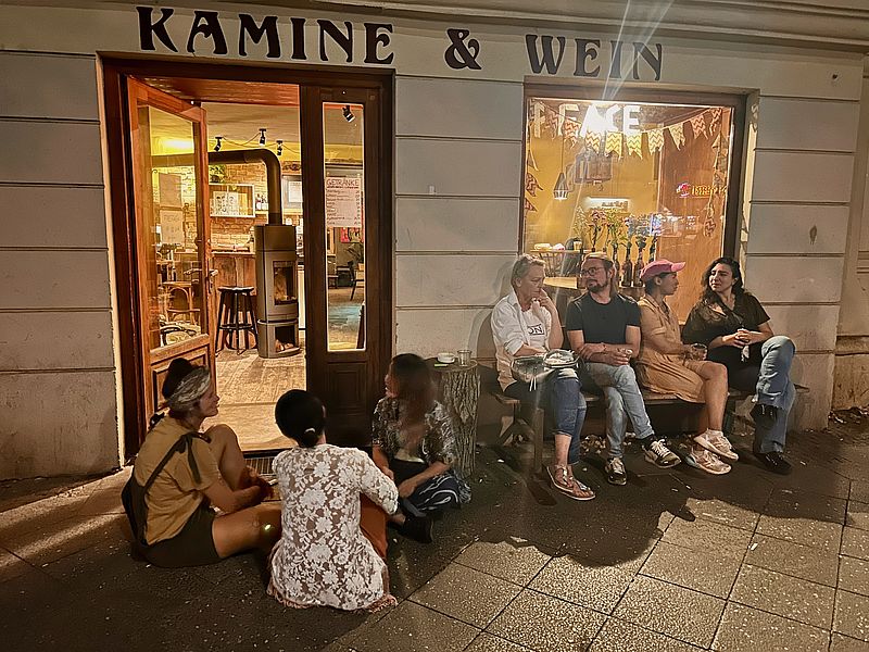 Nachbar:innen treffen sich vorm Kamine