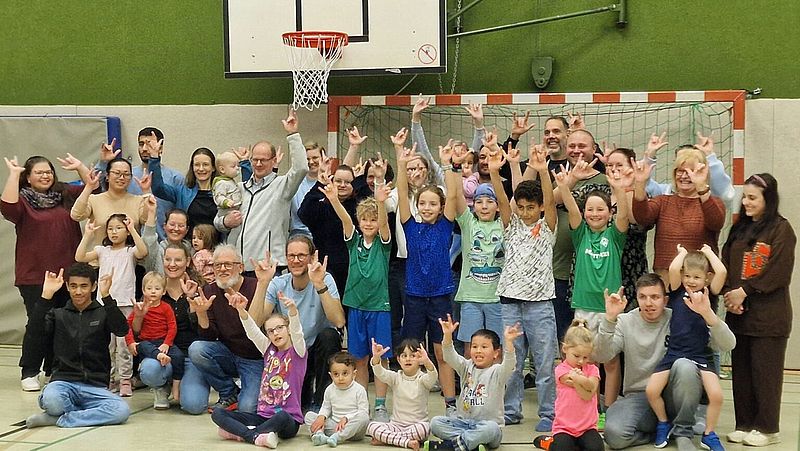 Gruppenfoto mit Eltern und Kindern