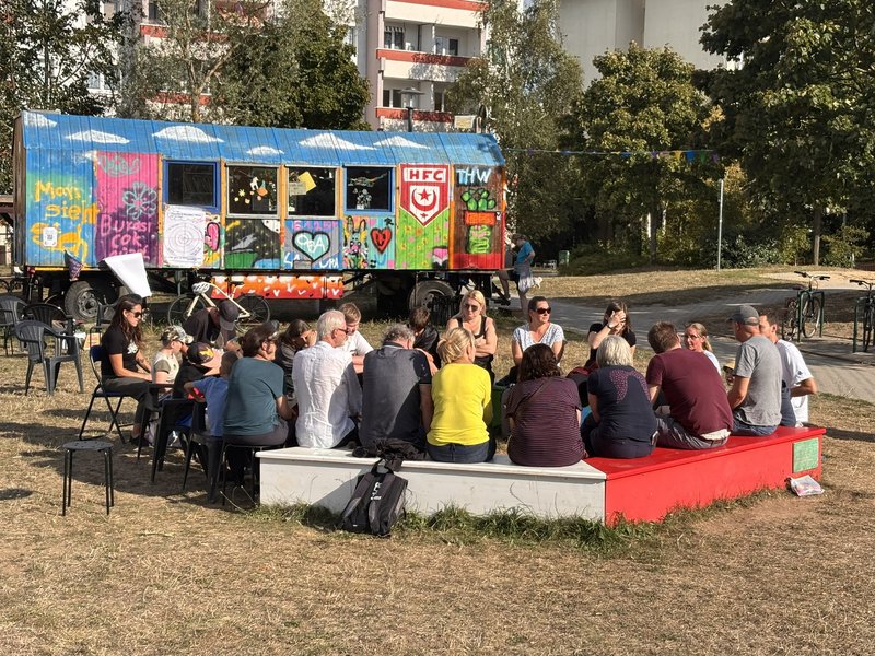 Diskussionsrunde am Bauwagen