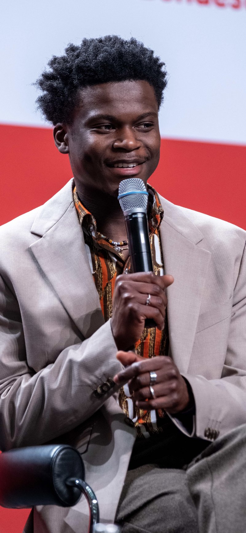 Suraj Mailitafi auf Podium zum Black history month im Bundestag