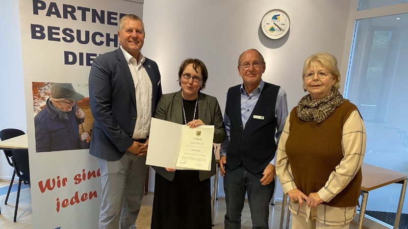 Stadtbaurat Dirk Perschel (von links) überreicht die Urkunde für die Patenschaft für den Partnerbesuchsdienst Seelze an die Landtagsabgeordnete Claudia Schüßler. Rüdiger Dreger, Koordinator des Partnerbesuchsdienstes, und Iris Jauert, Vorsitzende des Seniorenbeirats Seelze, freuen sich über die besondere Unterstützung der Ehrenamtlichen. (10/2024)