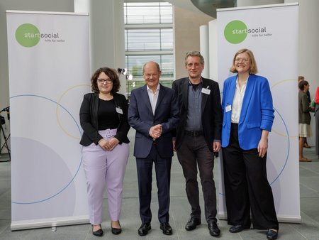 Bundeskanzler Scholz neben Vertreter*innen von Westwind
