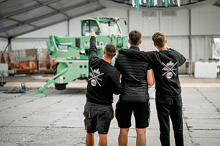 Mitglieder im Festzelt 