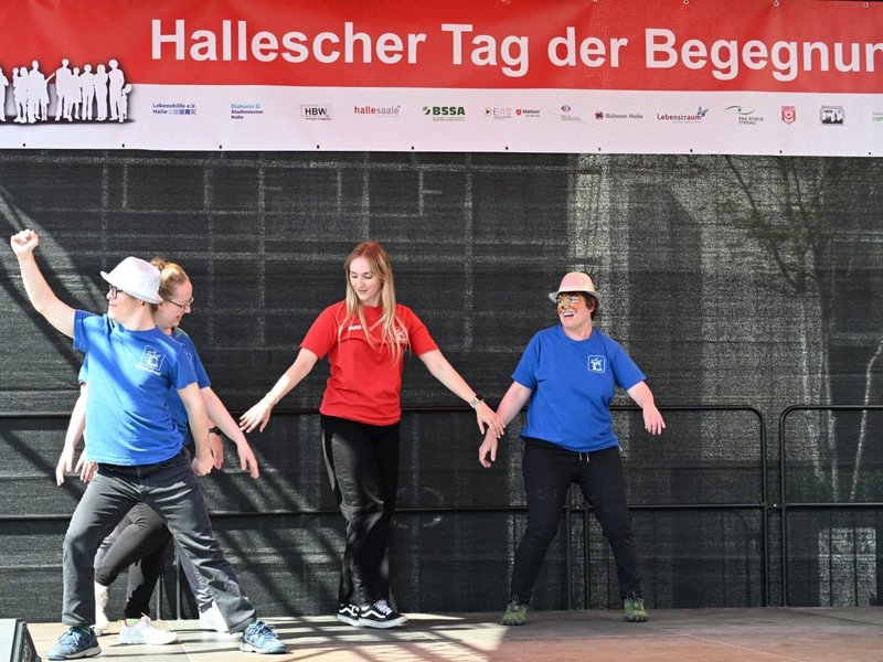 4 Tänzer*innen mit und ohne Behinderung auf der Bühne