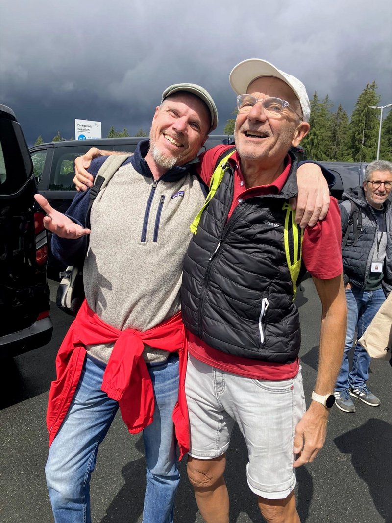 Zwei Herren auf dem Parkplatz