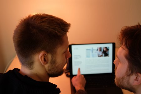 Berater des Therapieplatzhilfe e. V. und Betroffener schauen sich Informationsmaterial an