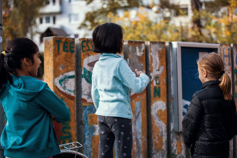 Mädchen übt für die Stadtteilführung
