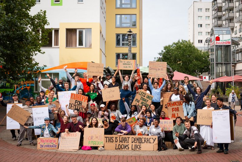 Beim Aktionstreffen Youthtopia kommen in Magdeburg viele junge Menschen während einer Straßenaktion zusammen.