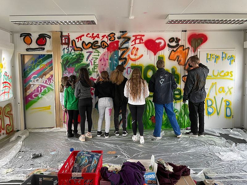Die Jugendlichen gestalten ihren Jugendtreff MegAhr mit Graffiti selbst