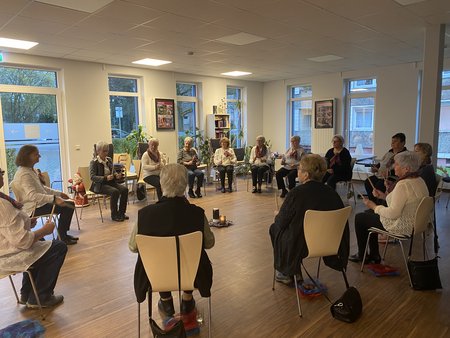 Der Sitztanz verbindet Musik, Bewegung und Gemeinschaft auf einfache und zugängliche Weise. Auch Menschen mit eingeschränkter Mobilität können aktiv teilnehmen und Freude an Tanz und Rhythmus erleben. Durch gezielte Bewegungen werden Beweglichkeit, Koordination und Gedächtnis gefördert, während gleichzeitig soziale Kontakte entstehen und das Gemeinschaftsgefühl gestärkt wird. Das Angebot schafft einen geschützten Raum für Begegnung, Lebensfreude und aktive Teilhabe – ganz ohne Leistungsdruck.